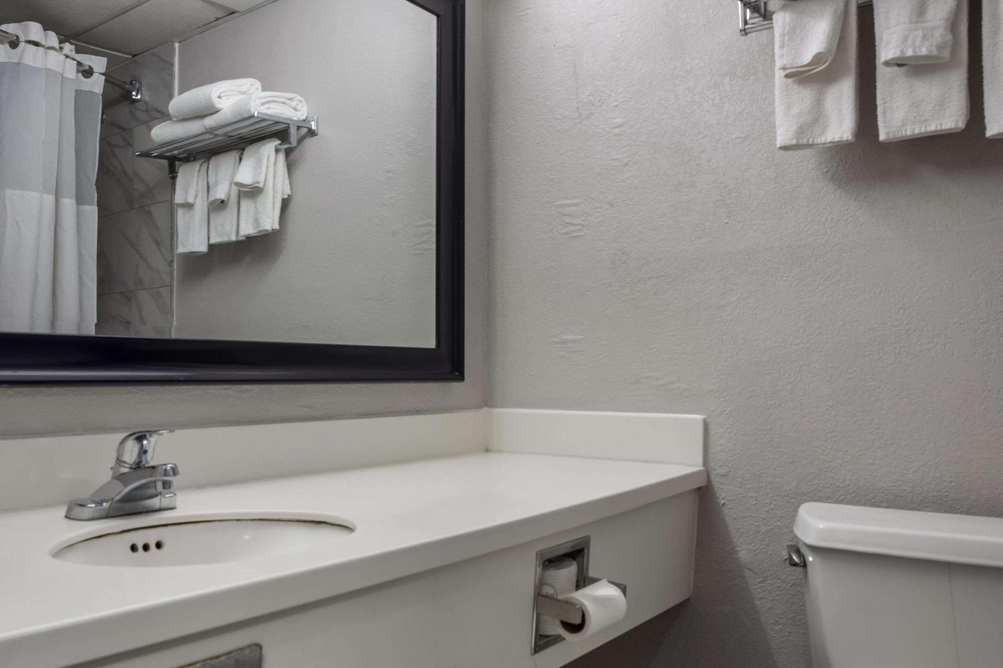 Quality Inn Toledo Bagian luar foto