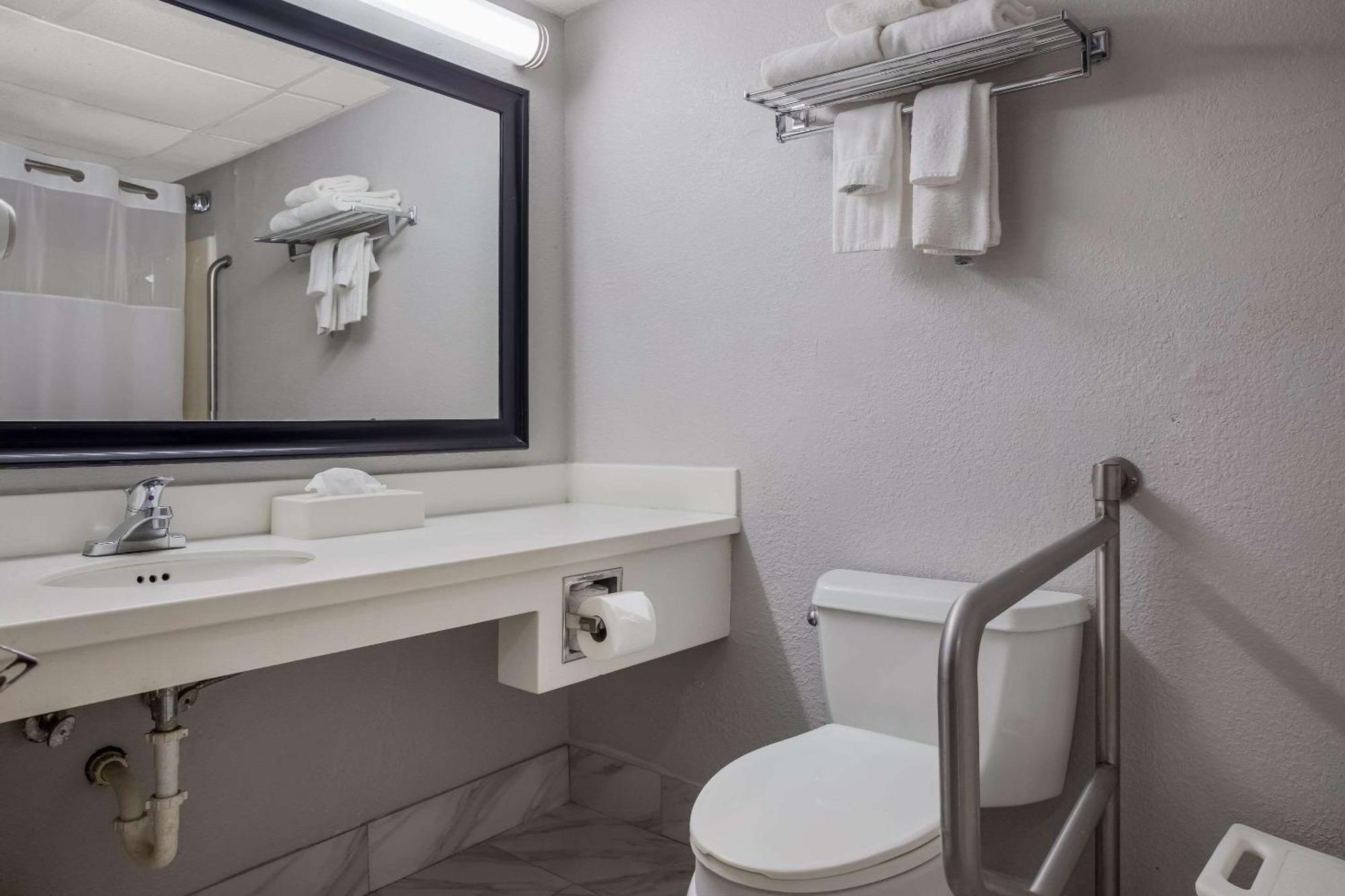 Quality Inn Toledo Bagian luar foto